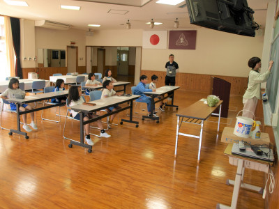 ２・３年生　えんどう豆さやむき (2)