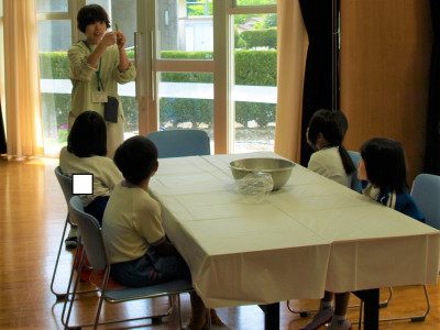 ２・３年生　えんどう豆さやむき (5)