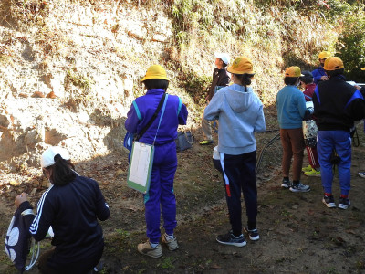 ５・６年生　地層見学 (6)