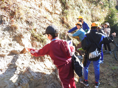 ５・６年生　地層見学 (7)