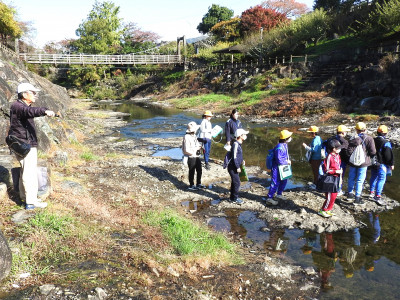 ５・６年生　地層見学 (1)