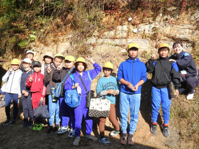 ５・６年生　地層見学 (8)